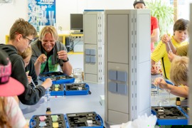 Schulgruppe analysiert Wasserproben zusammen mit dem Nationalpark Ranger