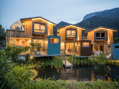 Aussenansicht der Chalets Heimat, Kunst und Pioniere