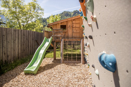 Spielplatz und Boulderwand im Garten 