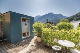 Sauna auf der Terrasse mit Bergblick 