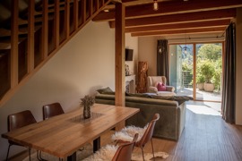 Wohn- Essbereich in den Chalets Heimat, Kunst und Pioniere