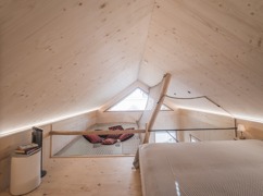 Schlafbereich mit H&auml;ngebr&uuml;cke im Tiny Chalet Kalip&eacute;