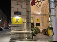Lokaleingang bei Nacht Lokaleingang bei Nacht