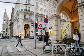 Auf den Bildern sieht man Gäste und Mitarbeiter:innen eines Restaurants. Die Menschen sind fröhlich und unterhalten sich, manche arbeiten - sie servieren Speisen oder kochen. Auf den Bildern sieht man Gäste und Mitarbeiter:innen eines Restaurants. Die Menschen sind fröhlich und unterhalten sich, manche arbeiten - sie servieren Speisen oder kochen.