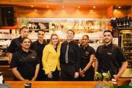 Auf den Bildern sieht man Gäste und Mitarbeiter:innen eines Restaurants. Die Menschen sind fröhlich und unterhalten sich, manche arbeiten - sie servieren Speisen oder kochen. Auf den Bildern sieht man Gäste und Mitarbeiter:innen eines Restaurants. Die Menschen sind fröhlich und unterhalten sich, manche arbeiten - sie servieren Speisen oder kochen.