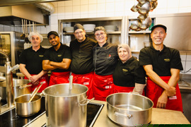 Auf den Bildern sieht man Gäste und Mitarbeiter:innen eines Restaurants. Die Menschen sind fröhlich und unterhalten sich, manche arbeiten - sie servieren Speisen oder kochen. Auf den Bildern sieht man Gäste und Mitarbeiter:innen eines Restaurants. Die Menschen sind fröhlich und unterhalten sich, manche arbeiten - sie servieren Speisen oder kochen.