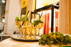 Auf den Bildern sieht man Gäste und Mitarbeiter:innen eines Restaurants. Die Menschen sind fröhlich und unterhalten sich, manche arbeiten - sie servieren Speisen oder kochen. Auf den Bildern sieht man Gäste und Mitarbeiter:innen eines Restaurants. Die Menschen sind fröhlich und unterhalten sich, manche arbeiten - sie servieren Speisen oder kochen.
