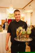Auf den Bildern sieht man Gäste und Mitarbeiter:innen eines Restaurants. Die Menschen sind fröhlich und unterhalten sich, manche arbeiten - sie servieren Speisen oder kochen. Auf den Bildern sieht man Gäste und Mitarbeiter:innen eines Restaurants. Die Menschen sind fröhlich und unterhalten sich, manche arbeiten - sie servieren Speisen oder kochen.