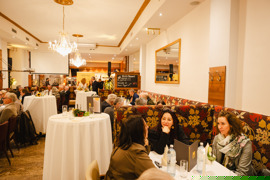 Auf den Bildern sieht man Gäste und Mitarbeiter:innen eines Restaurants. Die Menschen sind fröhlich und unterhalten sich, manche arbeiten - sie servieren Speisen oder kochen. Auf den Bildern sieht man Gäste und Mitarbeiter:innen eines Restaurants. Die Menschen sind fröhlich und unterhalten sich, manche arbeiten - sie servieren Speisen oder kochen.