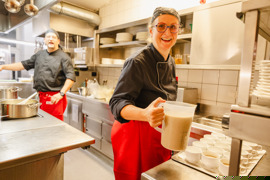 Auf den Bildern sieht man Gäste und Mitarbeiter:innen eines Restaurants. Die Menschen sind fröhlich und unterhalten sich, manche arbeiten - sie servieren Speisen oder kochen. Auf den Bildern sieht man Gäste und Mitarbeiter:innen eines Restaurants. Die Menschen sind fröhlich und unterhalten sich, manche arbeiten - sie servieren Speisen oder kochen.