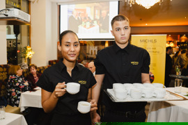 Auf den Bildern sieht man Gäste und Mitarbeiter:innen eines Restaurants. Die Menschen sind fröhlich und unterhalten sich, manche arbeiten - sie servieren Speisen oder kochen. Auf den Bildern sieht man Gäste und Mitarbeiter:innen eines Restaurants. Die Menschen sind fröhlich und unterhalten sich, manche arbeiten - sie servieren Speisen oder kochen.