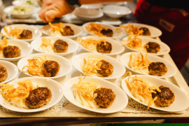 Auf den Bildern sieht man Gäste und Mitarbeiter:innen eines Restaurants. Die Menschen sind fröhlich und unterhalten sich, manche arbeiten - sie servieren Speisen oder kochen. Auf den Bildern sieht man Gäste und Mitarbeiter:innen eines Restaurants. Die Menschen sind fröhlich und unterhalten sich, manche arbeiten - sie servieren Speisen oder kochen.