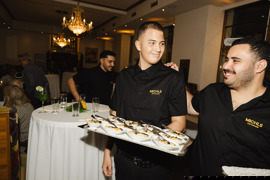 Auf den Bildern sieht man Gäste und Mitarbeiter:innen eines Restaurants. Die Menschen sind fröhlich und unterhalten sich, manche arbeiten - sie servieren Speisen oder kochen. Auf den Bildern sieht man Gäste und Mitarbeiter:innen eines Restaurants. Die Menschen sind fröhlich und unterhalten sich, manche arbeiten - sie servieren Speisen oder kochen.
