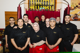 Auf den Bildern sieht man Gäste und Mitarbeiter:innen eines Restaurants. Die Menschen sind fröhlich und unterhalten sich, manche arbeiten - sie servieren Speisen oder kochen. Auf den Bildern sieht man Gäste und Mitarbeiter:innen eines Restaurants. Die Menschen sind fröhlich und unterhalten sich, manche arbeiten - sie servieren Speisen oder kochen.