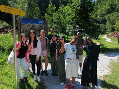 Junge Menschen in der Natur beim Wandern Junge Menschen in der Natur beim Wandern
