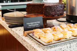 Hausgemachte Mehlspeisen am Frühstücksbuffet Hausgemachte Mehlspeisen am Frühstücksbuffet