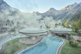Der AQUA DOME ist eingebettet in die faszinierende Bergwelt der Ötztaler Alpen Der AQUA DOME ist eingebettet in die faszinierende Bergwelt der Ötztaler Alpen