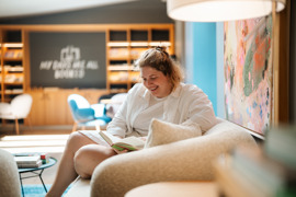 Lesen im Hofgarten