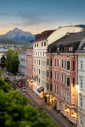 Außenansicht des Hotel Sailer in Innsbruck mit historischer Häuserzeile und Bergpanorama im Hintergrund. Außenansicht des Hotel Sailer in Innsbruck mit historischer Häuserzeile und Bergpanorama im Hintergrund.