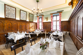 Traditionelle Gaststube im Hotel Sailer mit historischen Holzvertäfelungen und gedeckten Tischen. Traditionelle Gaststube im Hotel Sailer mit historischen Holzvertäfelungen und gedeckten Tischen.
