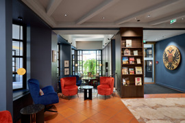 Lobby des Hotel Sailer mit gemütlichen Sitzgelegenheiten, Bücherregal und moderner Einrichtung. Lobby des Hotel Sailer mit gemütlichen Sitzgelegenheiten, Bücherregal und moderner Einrichtung.