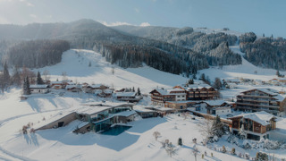 Luftaufnahme vom Naturresort Puradies im Winter.