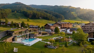Luftaufnahme vom Naturresort Puradies im Sommer.