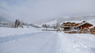 Hauseigene Piste zum Naturresort Puradies im Winter.