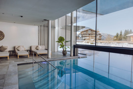 Infinitypool im Heaven Spa vom Naturresort Puradies mit Blick in die Winterlandschaft.