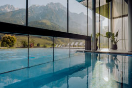 Infinitypool im Heaven Spa vom Naturresort Puradies mit Blick auf die Berge im Sommer.