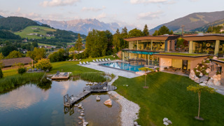 Luftaufnahme vom Heaven Spa mit Infinitypool und Naturbadeteich im Naturresort Puradies im Sommer.
