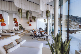 Ruheraum im Heaven Spa vom Naturresort Puradies mit Blick in die Winterlandschaft.