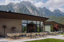 Terrasse vom Gourmetrestaurant Ess:enz im Naturresort Puradies mit Bergen im Hintergrund.
