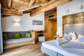 Suite mit Doppelbett und Daybed im Naturresort Puradies.