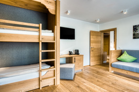 Familiensuite mit Stockbett und Daybed im Naturresort Puradies.