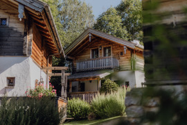 Naturchalet im Chaletdorf vom Naturresort Puradies in sommerlicher Landschaft.