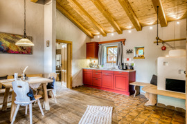 K&uuml;che mit Essbereich und Kachelofen im Chalet vom Naturresort Puradies.