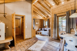 Wohnbereich mit Sofa und Essbereich im Chalet vom Naturresort Puradies.