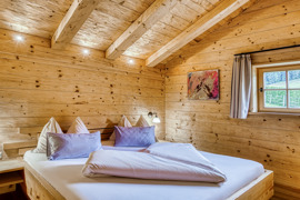 Schlafzimmer mit Doppelbett im Chalet vom Naturresort Puradies.