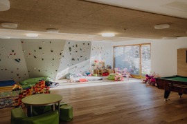 Kinderspielraum mit Kletterwand im Naturresort Puradies.