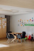 Kinderspielraum mit Tisch und Spielzeug im Naturresort Puradies.