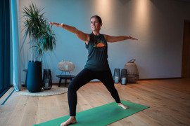 Person beim Yoga im Yogaatelier vom Naturresort Puradies.