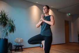 Person beim Yoga im Yogaatelier vom Naturresort Puradies.
