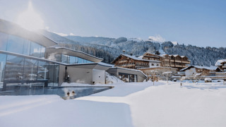 Infinitypool im Heaven Spa des Naturresort Puradies im Winter