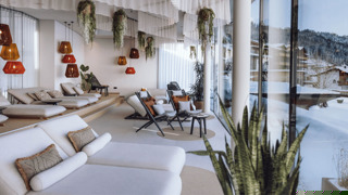 Ruheraum im Heaven Spa des Naturresort Puradies mit Blick auf die Winterlandschaft