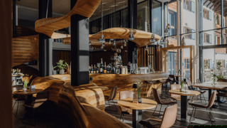 Bar Freiraum im Naturresort Puradies mit geschwungenem Holzdesign