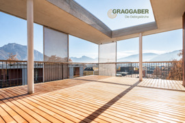 Holzterrasse mit Aussicht auf die Landschaft Holzterrasse mit Aussicht auf die Landschaft