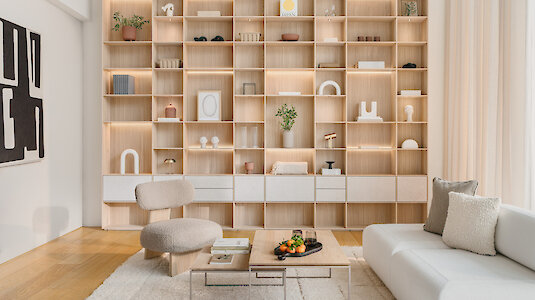 Zimmer mit Holzmöbeln