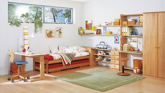 Zimmer mit Holzmöbeln