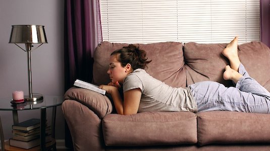 Lesende Frau auf Sofa
